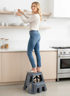 SMART STEP grigio in cucina: raggiungere i pensili in sicurezza