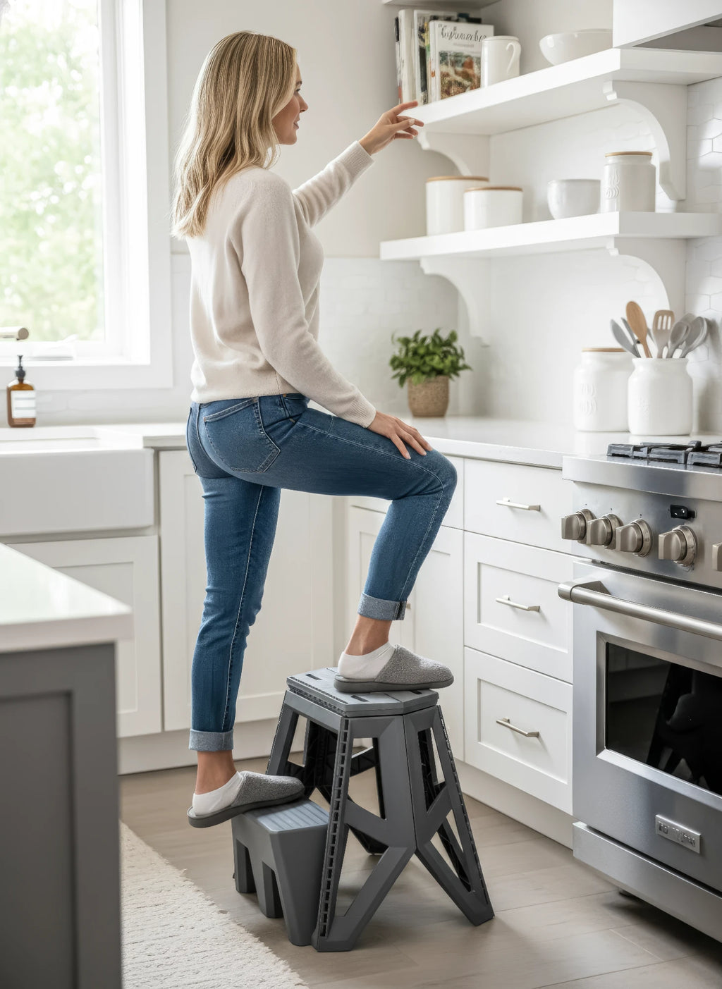 SMART STEP grigio in cucina: salita sul gradino inferiore